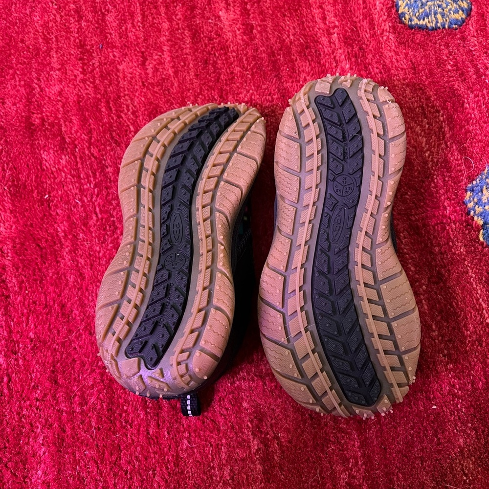 New without box. Kids Keens speed hound slip on, size 12.